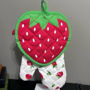 Strawberry Oven Mitt Set